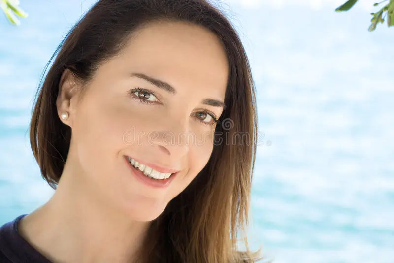 files/mujer-del-retrato-anos-en-la-calle-al-aire-libre-93590539.webp
